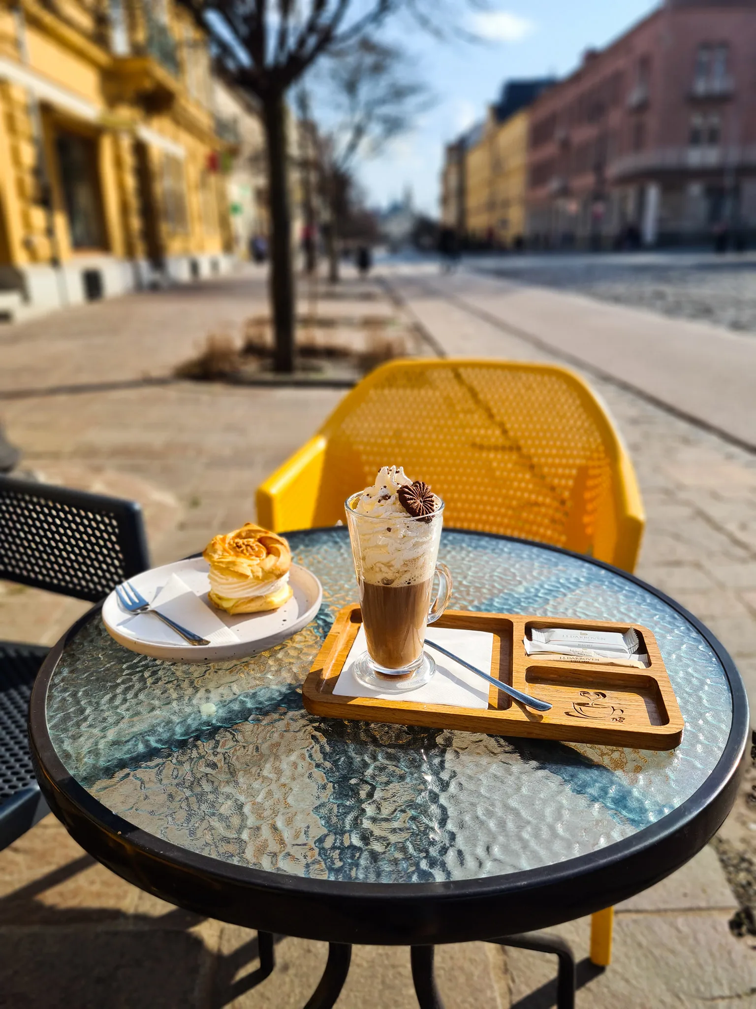 Servírované cappuccino v Kaviarni od srdca